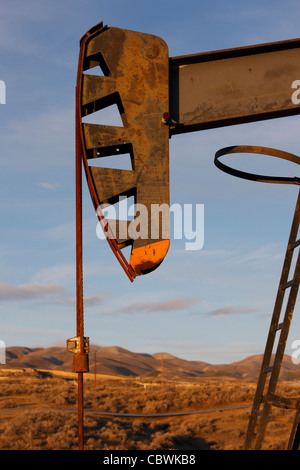 Pompe à huile sur un puits de pétrole sur le champ pétrolifère de Midway-Sunset près de Taft, Californie Banque D'Images