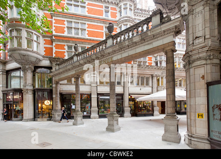 Deux personnes marchant sur l'Avenue Plaza sicilienne sur Kingsway, Londres, Angleterre. Banque D'Images