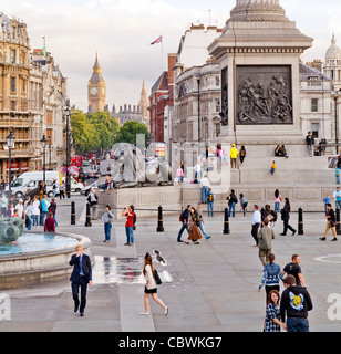 Les visiteurs et les touristes à marcher, parler et s'amuser à Trafalgar Square, Londres, Angleterre. Banque D'Images