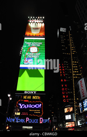 Portrait de nuit New York Police Department ci-dessous LED néon vert annonces, Times, Times Square Tower, 7e Avenue, New York Banque D'Images