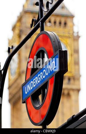 Vue de Big Ben et une station de métro Subway Sign. Banque D'Images