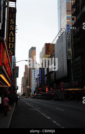 Ciel gris canyon urbain, pas de voitures, neon Theatre Marquee, Madame Tussauds, West 42e Rue, entre la 8e et 7e avenues, New York Banque D'Images