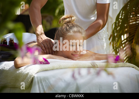 Young beautiful blond caucasian woman gets de massage et de beauté en complexe hôtelier de luxe. De forme horizontale, side view Banque D'Images