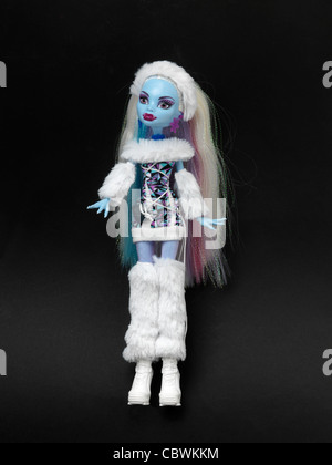 Poupée Monster High Abbey Pushing Fille d'un yeti avec la peau bleue et de porter de la Fourrure Banque D'Images