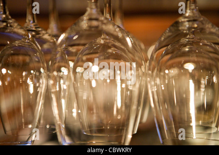 Des verres à vin de raccrocher dans un bar Banque D'Images