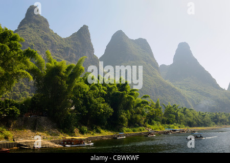 Des mesures pour la rivière Li Guangxi République populaire de Chine avec le karst en forme des pics de montagne et forêt de bambou Banque D'Images