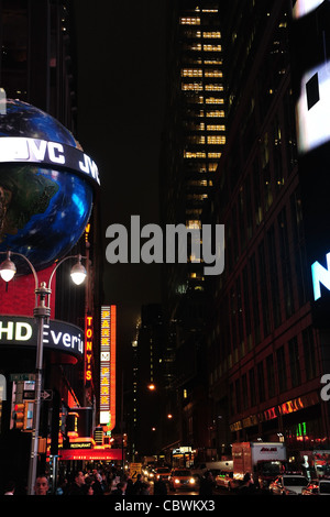 Portrait de nuit, à partir de la 7e Avenue, JVC Globe, néons, des gratte-ciel, les voitures, les gens, à l'ouest de la 43e Rue, à Times Square, New York Banque D'Images