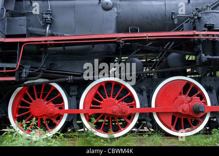 Les roues rouges de vieille locomotive à vapeur, trains powered by Banque D'Images