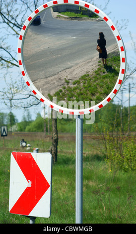 Miroir pour la sécurité et la sécurité du trafic, miroir de ce femme. Banque D'Images