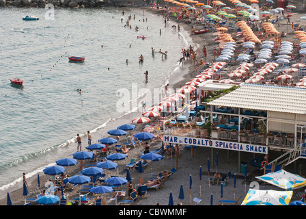 La fin de l'après-midi sur une plage bien remplie dans la ville d'Amalfi, de la Côte d'Amalfi, Italie Banque D'Images