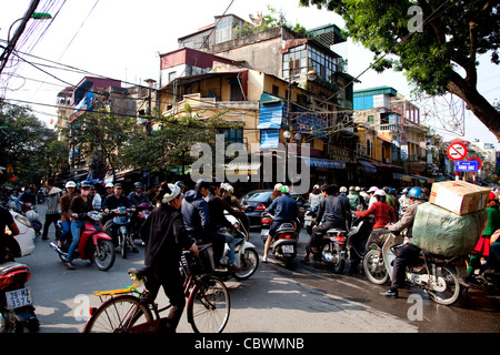 Embouteillage et personnes dans le vieux quartier, Hanoi, Vietnam, Asie Banque D'Images