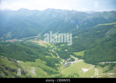 Montagnes Picos de Europa en Fuente De village cantabrique Espagne Banque D'Images