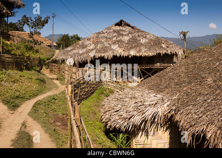 L'Inde, de l'Arunachal Pradesh, Panging village, maisons faites de matériaux naturels locaux Banque D'Images