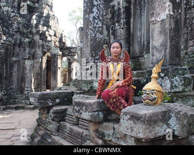 Cambdian femme en costume traditionnel à Angkor Apsara Banque D'Images