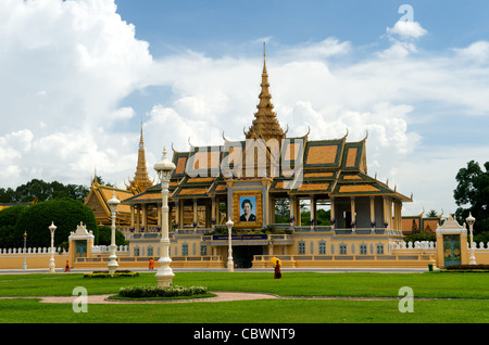 Les moines bouddhistes passent devant le pavillon Chan Chaya et traversent le parc du Palais Royal, Phnom Penh, Cambodge. Juin 2008. Crédit : Kraig Lieb Banque D'Images