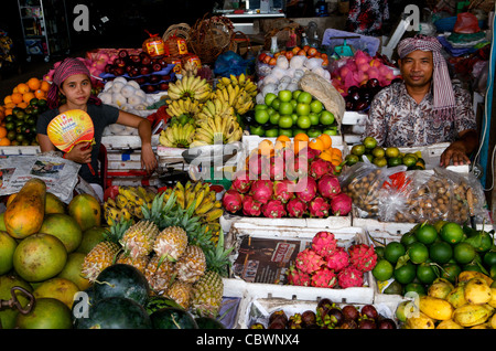 Les vendeurs de fruits portant des kramas (foulards traditionnelle cambodgienne) et fruits afficher w/ bananes, fruit du dragon et les pommes, Siem Reap, Cambodge. crdit : Kraig Lieb Banque D'Images