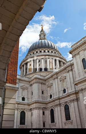 Vue latérale de la Cathédrale St Paul à travers un dôme Arch, London Angleterre Grande-bretagne Royaume-Uni UK Banque D'Images