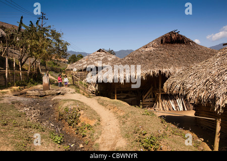 L'Inde, de l'Arunachal Pradesh, Panging village, les enfants à un robinet d'eau entre les maisons faites de matériaux naturels Banque D'Images