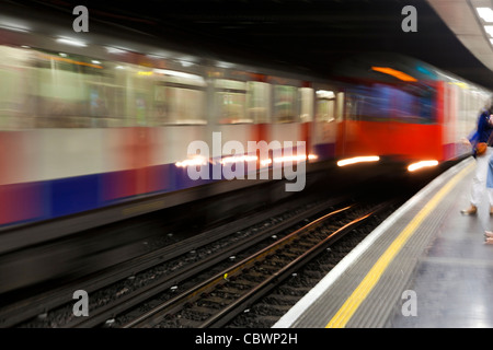 Les trains se déplaçant dans la station de métro de Londres, Londres, Angleterre, Grande-Bretagne, Royaume-Uni, Europe Banque D'Images