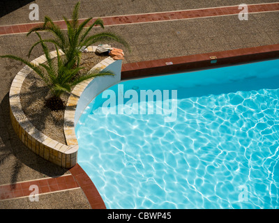 Piscine à Dassia, près de la ville de Corfou, sur l'île de Corfou dans les îles ioniennes de la Grèce Banque D'Images