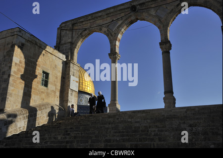 Dôme de mosquée vue par la population locale et,arcade,Jérusalem Banque D'Images