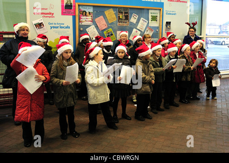 L'école primaire à l'intérieur d'entrée carol singers Tesco, Gorton Banque D'Images