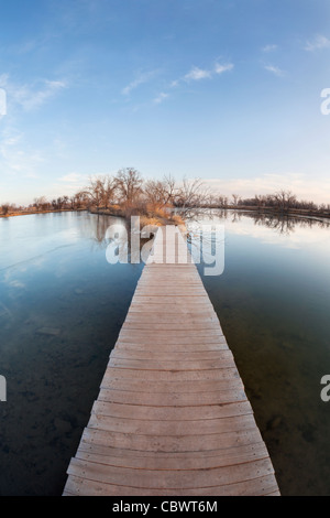 Voie d'entrée, voyage ou le concept objectif - promenade et d'un sentier à travers le lac et marais, grand angle de vue objectif fisheye Banque D'Images