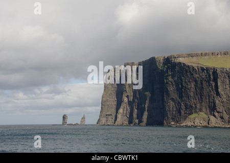 Le Danemark, îles Féroé, de l'Atlantique nord. Île de streymoy, les falaises accidentées de vestmanna. Banque D'Images