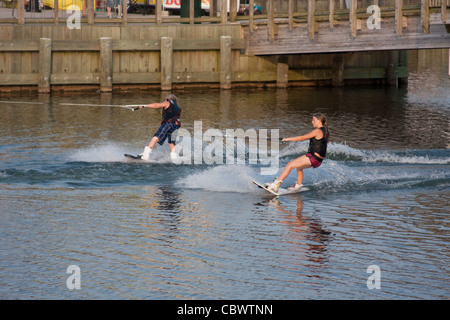 Jeune garçon et fille Wakeboard Banque D'Images