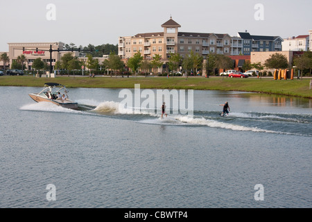 Jeune garçon et fille Wakeboard Banque D'Images