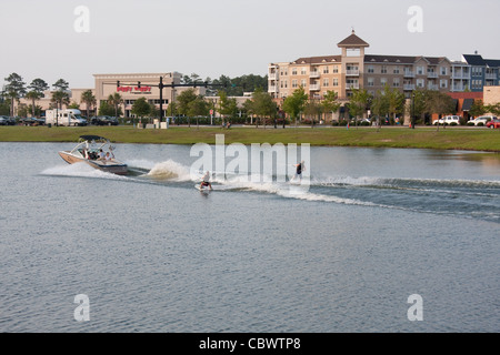 Jeune garçon et fille Wakeboard Banque D'Images