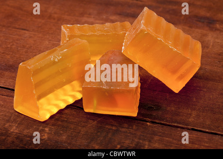 Morceaux de savon artisanal semi-transparent de la citronnelle contre vieux rayé fond de bois Banque D'Images