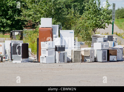 Une pile de vieux appareils électroménagers tels que les réfrigérateurs, congélateurs et climatiseurs empilés dans une pile à un dépotoir de recyclage Banque D'Images