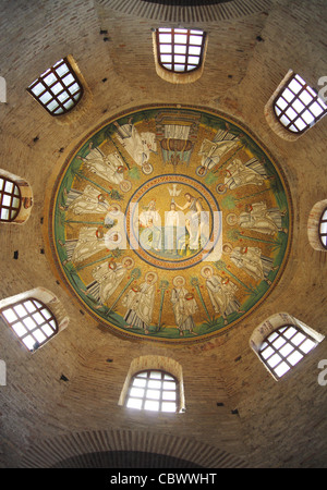 Plafond avec mosaïque du Baptême du Christ et les douze apôtres, Baptistère des Ariens, Ravenna, Italie Banque D'Images