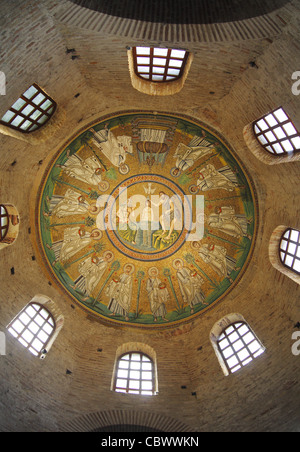 Plafond avec mosaïque du Baptême du Christ et les douze apôtres, Baptistère des Ariens, Ravenna, Italie Banque D'Images