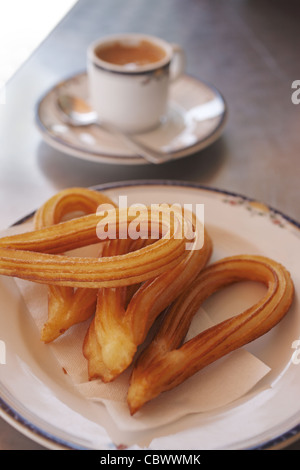 Churros servi avec chocolat chaud épais, Espagne Banque D'Images
