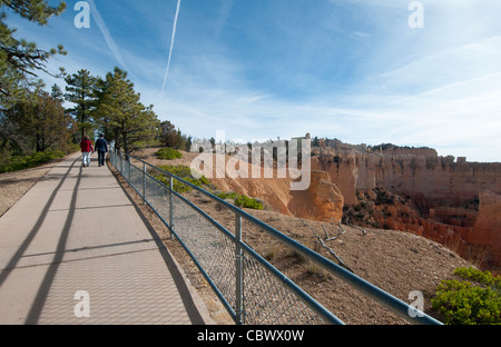 Randonneurs sur le sentier dans les cheminées de grès rouge dans le Parc National de Bryce Canyon Utah Banque D'Images