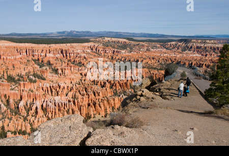 Randonneurs sur le sentier dans les cheminées de grès rouge dans le Parc National de Bryce Canyon Utah Banque D'Images