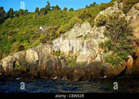 Les Maoris moderne rock carvings représentant Dieu des Volcans Grand Lac Taupo Nouvelle Zélande Banque D'Images