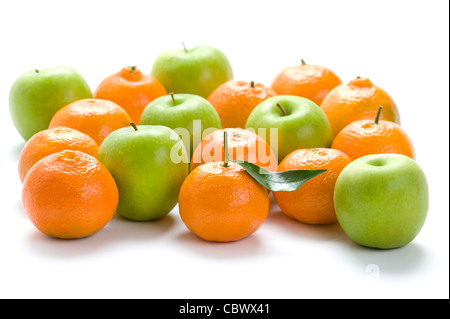 Clémentine, les oranges et les pommes Granny Smith isolé sur fond blanc Banque D'Images