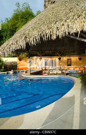 Bar dans la piscine Hôtel Si Como No près de Quepos Costa Rica Banque D'Images