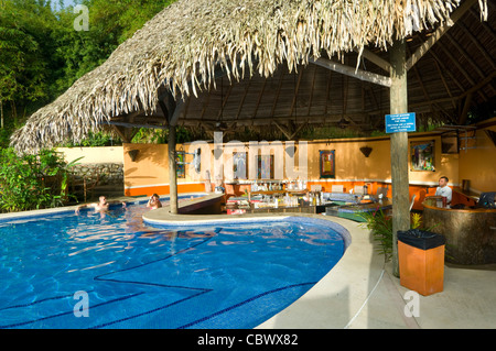 Bar dans la piscine Hôtel Si Como No près de Quepos Costa Rica Banque D'Images