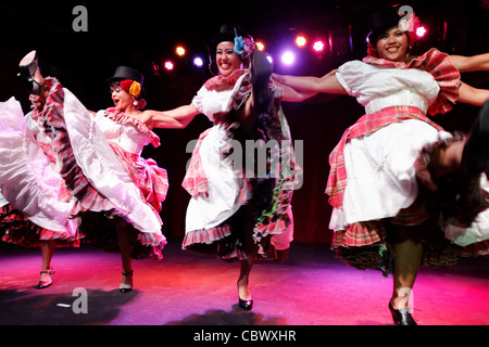 Un danseur passe par sa routine pendant la soirée d'ouverture de la 8e conférence annuelle de New York Burlesque Festival à la Brooklyn Bowl. Banque D'Images