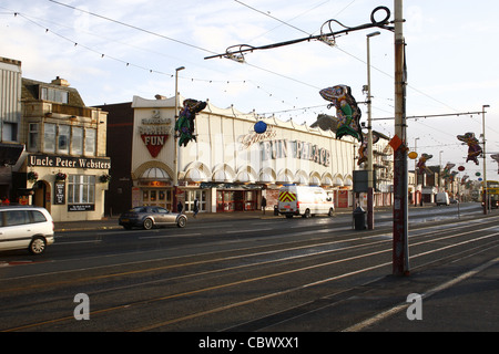 Fun palace, oncle Peter websters, et les lignes de tramway sur la promenade. Blackpool, Lancashire, England, UK Banque D'Images