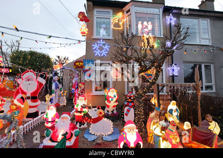 Décorations de Noël kitsch dans suburban house garden,Woodbridge, Suffolk, UK Banque D'Images