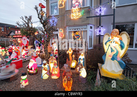 Décorations de Noël kitsch dans suburban house garden,Woodbridge, Suffolk, UK Banque D'Images