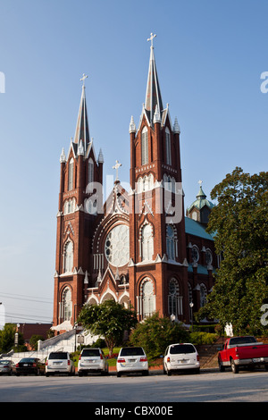 Vue de l'Église catholique une structure néo-gothique construite en 1903 à Macon, GA. Banque D'Images