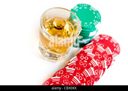 Poker et de l'alcool sur fond blanc Banque D'Images