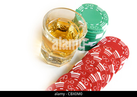 Poker et de l'alcool sur fond blanc Banque D'Images