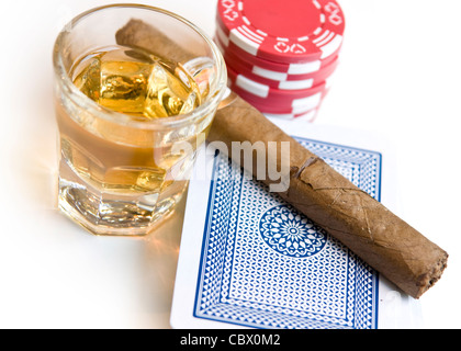 Poker et de l'alcool sur fond blanc Banque D'Images